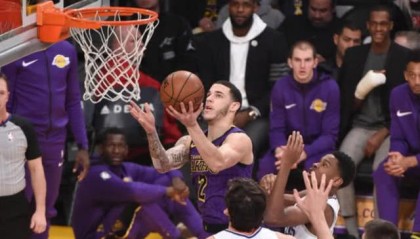  班凯罗强势发挥魔术客场爆冷胜雄鹿