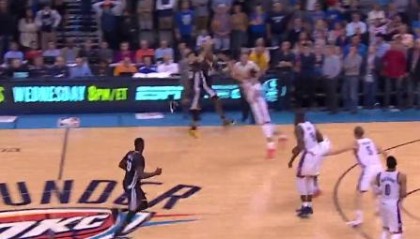  库里三分绝杀雷霆迎五连胜  