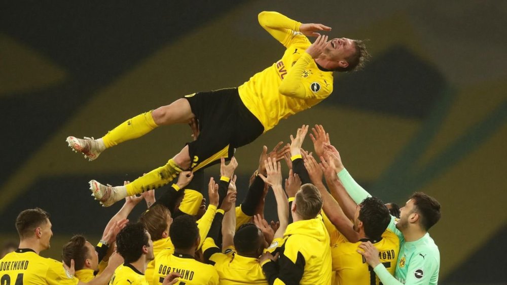  哈兰德戴帽破纪录，曼城狂屠伯恩利登顶  