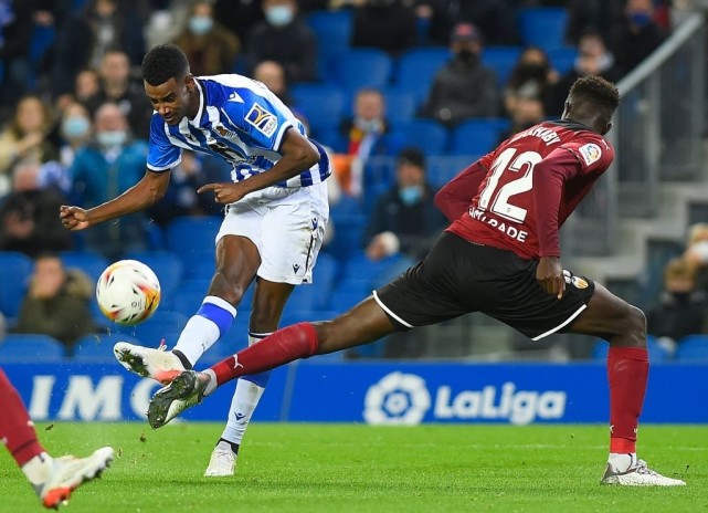  法甲黑马朗斯七轮不败，主帅获月度最佳荣誉  