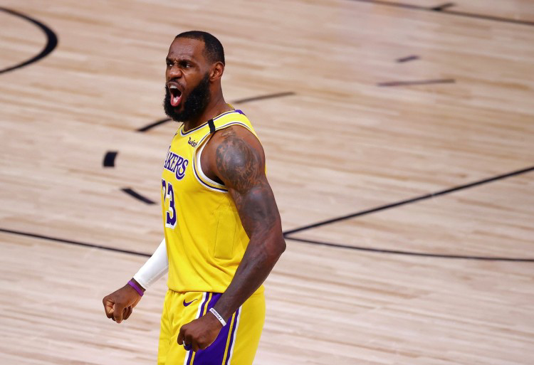 詹姆斯顶薪续约湖人两年  